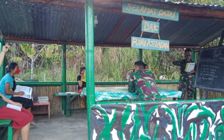 Satgas Pamtas Yonif 407/PK Pos Keladan memberikan bimbingan belajar kepada siswa-siswi SDN 08 Keladan di Dusun  Keladan, Desa Senunuk, Kecamatan Batang Lupar, Kabupaten Kapuas Hulu, Kalbar