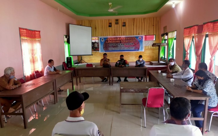 Satgas Pamtas RI-MLY Yonif 407/PK turut hadir dan membantu aparatur pemerintah setempat dalam penyaluran Bantuan Langsung Tunai (BLT) Dana Desa, bertempat di Desa Seriang, Kecamatan Badau, Kabupaten Kapuas Hulu, Kalimantan Barat.