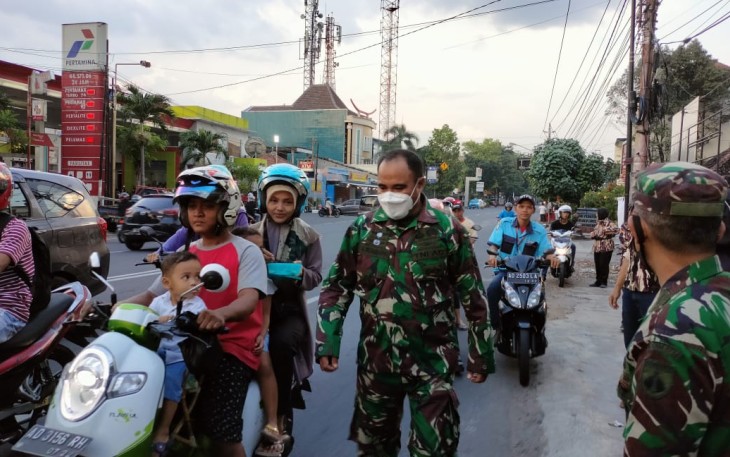 Bati Komsos Koramil 03 Serengan Kodim 0735 Surakarta Pelda Tukiman dan Serka A. Rumbawa melaksanakan pembagian takjil Nasi Bungkus menjelang buka Puasa bersama FKPPI Rayon Serengan bertempat di Jl. Veteran Serengan Kota Surakarta, (02/05) 