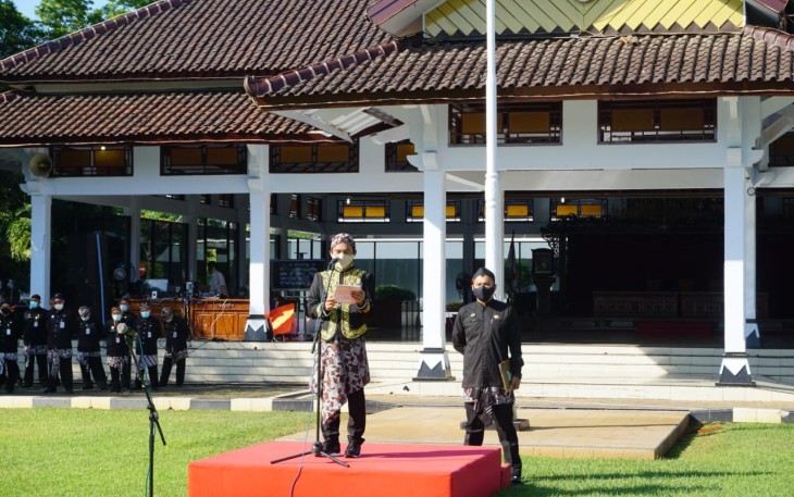 Pemerintah Kabupaten Batang menggelar upacara peringatan Hari Pendidikan Nasional (Hardiknas) Tahun 2021 Secara sederhana dihalaman Pendopo Kabupaten Batang, Senin (3/5/21)