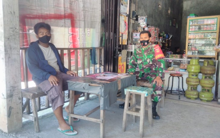 Koramil-05/Kedawung melaksanakan komsos dengan Parno Dukuh Wonorejo Rt 10 Desa Wonorejo Kecamatan Kedawung