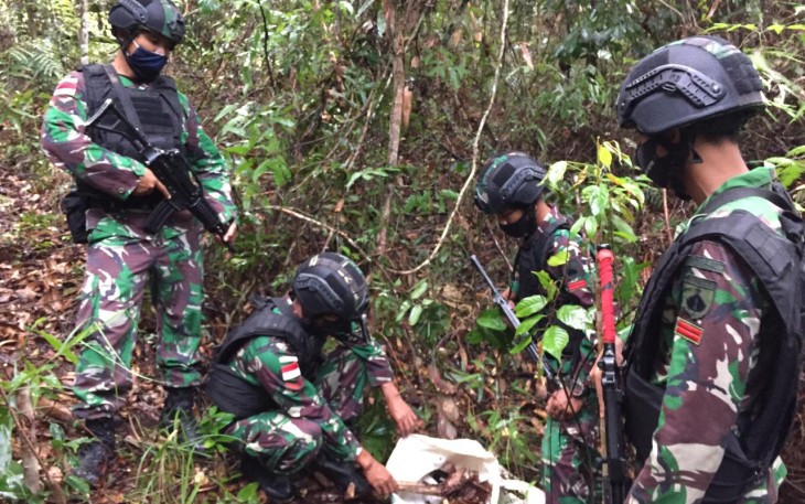 Anggota Satgas Pamtas Yonif 407/PK, Pos Koki Sei Mawang II saat melaksanakan patroli gabungan bersama Instansi Bea & Cukai Kelas II Nanga Badau. Senin (3/05/2021).