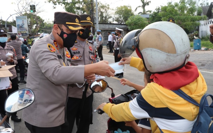 Polres Kendal melaksanakan Pamwasgiat pembagian takjil dan masker, kepada warga masyarakat, dan pengguna jalan di perempatan TL Patebon ikut Desa Kebonharjo Kecamatan Patebon Kabupaten Kendal. oleh Kapolres Kendal beserta anggota Polres Kendal dan Polsek Patebon. Senin (03/05/21)