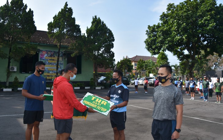 Komandan Korem 073/Makutarama Kolonel Arm Putranto Gatot Sri Handoyo S.Sos., M.M., memberikan Tunjangan Hari Raya (THR) Idul Fitri 1442 Hijriah kepada prajurit dan PNS Korem, bertempat di lapangan apel Makorem jalan Diponegoro No. 28 Salatiga, Jawa Tengah. Rabu (05/05/2021).