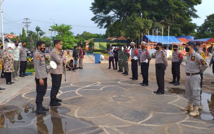 Kapolres Pekalongan Kota Akbp M Irwan Susanto S.I.k,SH, MH menyampaikan arahan  kepada petugas gabungan yang akan melaksanakan penertiban Prokes dan imbauan kepada masyarakat Kota Pekalongan di halaman gerbang Nusantara Alun alun Kecamatan Pekalongan Timur Kota Pekalongan, Rabu ( 5/5/2021)