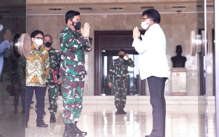 Menteri Komunikasi dan Informatika, Johnny G. Plate bertemu dengan Panglima Tentara Nasional Indonesia (TNI) Marsekal TNI Hadi Tjahjanto di Markas Besar TNI Cilangkap, Rabu (05/05/2021)
