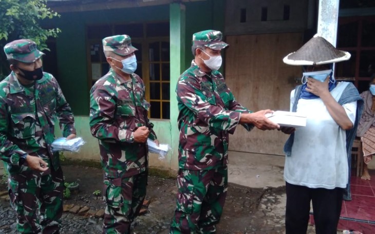 Kabagum Rindam IV/Diponegoro Letkol Arm Ahen Hermanto di dampingi Kasiter Mayor Inf Bambang Supriyadi dan Kaurpuanter Kapten Inf Kaswan membagikan nasi kotak dan masker kepada masyarakat di daerah tempat latihan Rindam IV/Diponegoro (Rabu 5/5/2021).