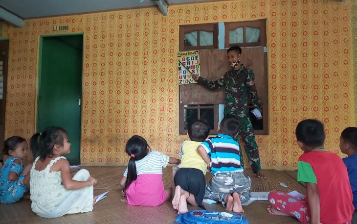 Personil Pos Klawik Satgas Pamtas RI-MLY Yonif 407/PK memberikan bimbingan belajar bagi anak-anak sekolah dasar (SD) di Dusun Keluin, Desa Mensiau, Kecamatan Batang Lupar, Kabupaten Kapuas Hulu, Kalbar. Kamis (06/05/2021).