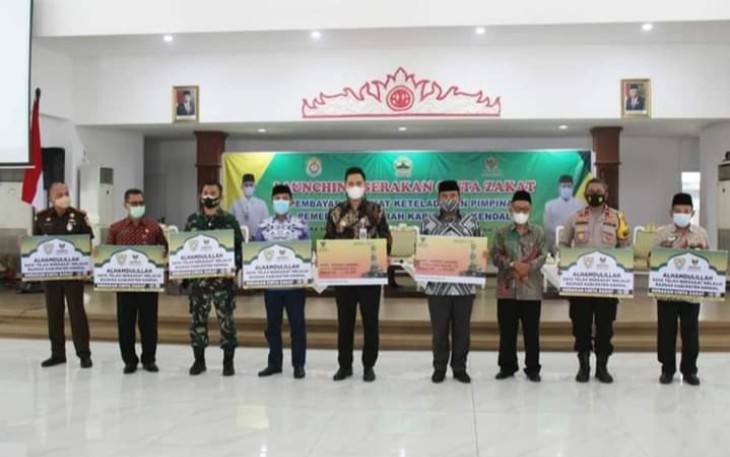 Bupati Dico M. Ganinduto, B.Sc, Wakil Bupati H. Windu Suko Basuki, S.H dan dilanjut oleh Forkopimda, para OPD berzakat, infaq dan Shodaqoh di Baznas.