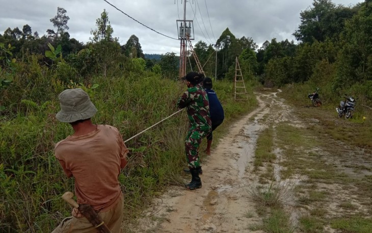 Prajurit Satgas Pamtas Yonif 407/PK di bawah Komando Pelaksana Operasi (Kolakops) Korem 121/ABW bergotong-royong bersama warga perbatasan RI-MLY memperbaiki trafo listrik yang tersambar petir akibat hujan lebat disertai angin kencang dijalur utama induk dari PLTA Jaung Kecamatan Puring Kencana, Kabupaten Kapuas Hulu, Kalbar. Sabtu (27/03/21).