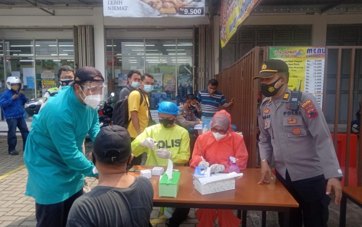 KasiHumas Polres Kendal dampingi petugas kesehatan  rapidtest pemudik di pos exit tol Weleri