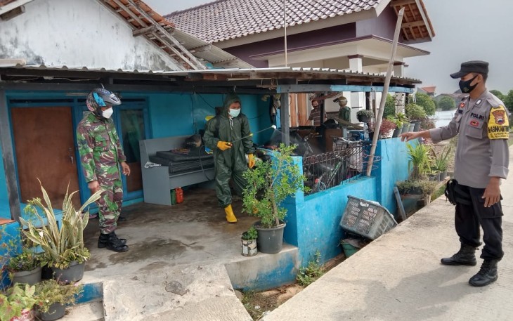 Personel Polsek Pekalongan Utara Bhabinkamtibmas Kandang Panjang Polres Pekalongan Kota yang tergabung dalam PPKM Mikro melaksanakan penyemprotan Disenfektan di pemukiman penduduk dan juga pembagian masker kepada warga  masyarakat sekitar Minggu, (9/5/2021). 