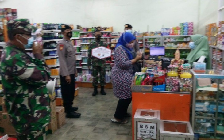 Koramil 12/Simo Kodim 0724/Boyolali bersama Polsek Simo menempatkan sejumlah personel untuk melakukan penjagaan dan patroli sebagai wujud pelayanan kepada masyarakat. Seperti yang dilaksanakan di sekitar pertokoan dan swalayan Dukuh  Simo Baru Desa Simo Kecamatan Simo. Minggu Malam (09/05).