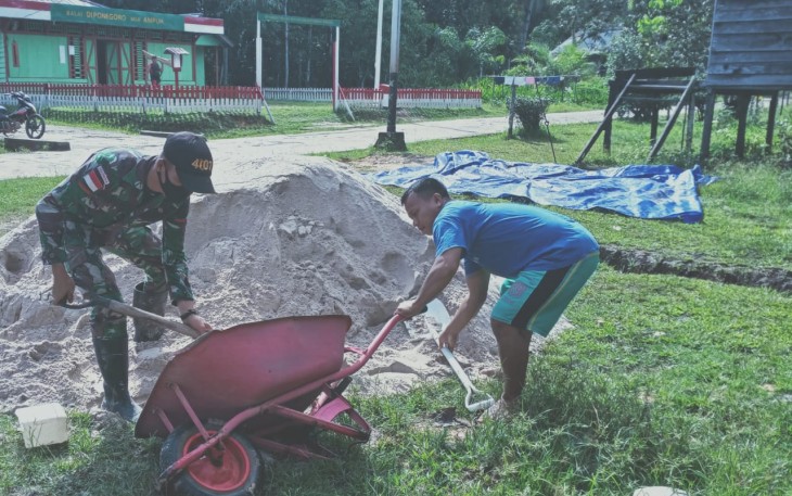 Prajurit TNI Satgas Pamtas RI-Malaysia Yonif 407/PK bersama masyarakat dengan gotong royong melaksanakan karya bhakti pembuatan lapangan voly di Desa Jasa, Kec. Ketungau Hulu, Kab. Sintang, Kalimantan Barat. Senin (10/05/21).