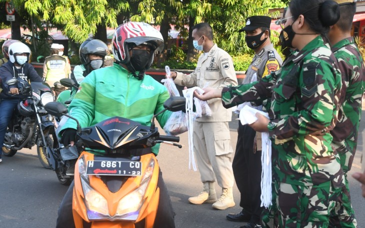 Prajurit Kodam IV/Diponegoro dan Polda Jateng  melakukan kembali aksi berbagi takjil secara gratis kepada seluruh masyarakat Kota Semarang, khususnya di sekitaran Pos Lantas Simpang 5, Kelurahan Mugasari Kota Semarang, Jawa Tengah, Selasa (11/05/2021).