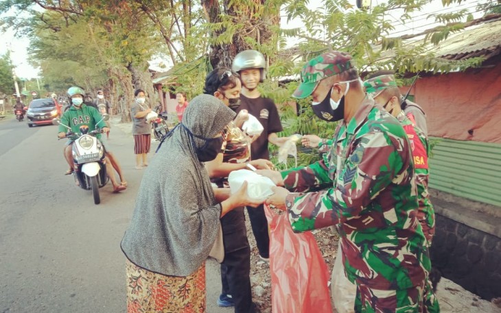 Keluarga besar Korem 073/Makutarama berbagi bingkisan, takjil dan nasi kotak, untuk sasaran yakni pantiasuhan Alittihad, pantiasuhan Arriayah, masyarakat pengguna jalan di kota Salatiga, alun-alun Pancasila, wilayah Pabelan Kabupaten Semarang serta di depan Markas Korem jalan Diponegoro No. 28 Salatiga, Jawa Tengah. Selasa (11/05/2021).