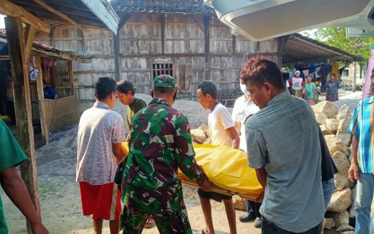 Babinsa Pundenarum Bantu Evakuasi Penemuan Mayat Di Area Persawahan
