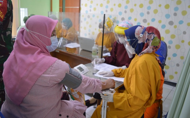 Para Babinsa tersebut mendampingi proses vaksinasi Tahap I Covid-19 kepada purnawirawan serta Warakawuri yang ada di wilayah binaanya.