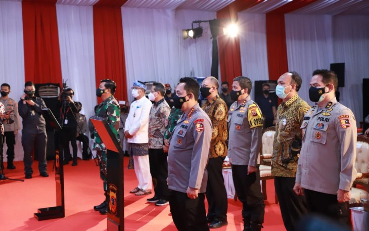 Kapolri Jenderal Listyo Sigit Prabowo didampingi Panglima TNI Marsekal Hadi Tjahjanto dan beberapa pihak terkait meluncurkan layanan darurat atau Hotline 110. Hal itu dilakukan dalam rangka merespon cepat aduan masyarakat kepada aparat kepolisian. 