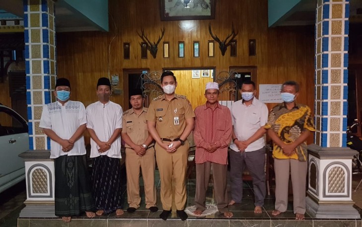 Bupati Kendal silaturahmi di kediaman Mbah Juarmat Desa Kalilumpang Kecamatan Patean pada hari Senin 24 Mei 2021.