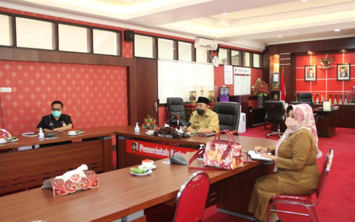 Walikota Santoso (tengah) Didampimgi Kepala Diskominfotik dan Plt Kepala Dinas Koperasi dan Usaha Mikro Ikuti Zoom Meeting