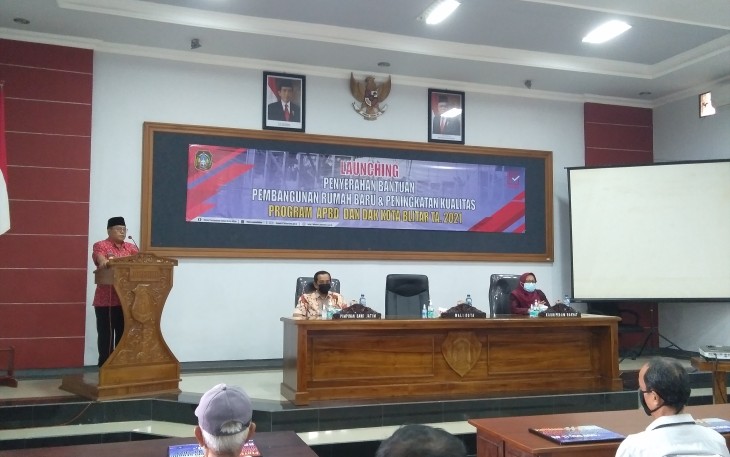 Walikota Santoso Berikan Sambutan Pada Acara Launching Penyerahan Bantuan Rumah Baru dan Peningkatan Kualitas (foto : Faisal NR / Klikwarta.com Blitar)