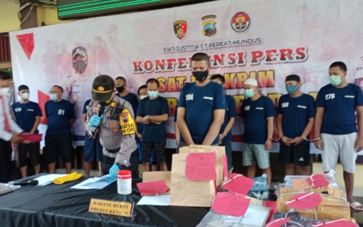Saat konfrensi pers Kapolres Kendal AKBP Raphael Sandhy Priambodo S. I. K. memberikan keterangan melalui KasiHumas Polres Kendal AKP Abdulah Umar SH tentang kasus penggelapan mobil dengan modus sewa.