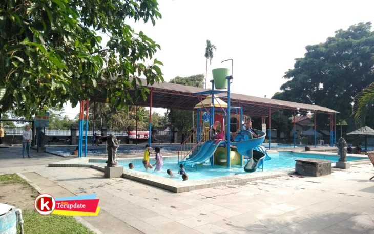 Potret Aktivitas Pariwisata di Kolam Renang Penataran Blitar, Selasa (18/5/2021). Foto : Faisal NR / Klikwarta.com Blitar 