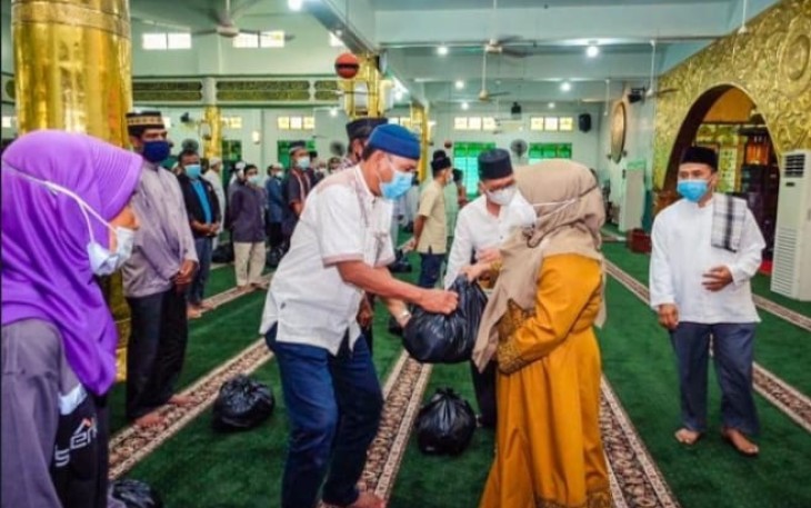 Walikota Tanjung Pinang Bagikan Sembako Pada Imam Masjid Marbot dan Petugas Kebersihan 
