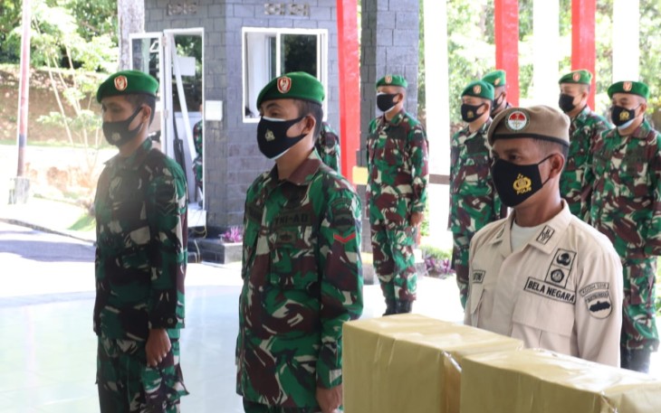 Dandim 0315/Bintan Serahkan Bingkisan dan THR Lebaran ke Anggota Prajurit dan PNS