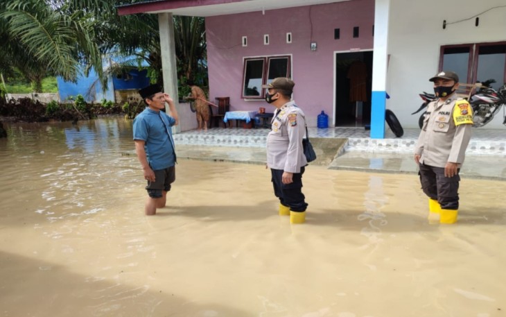Kapolsek Padang Hulu Pantau Lokasi Banjir Luapan Sungai Padang