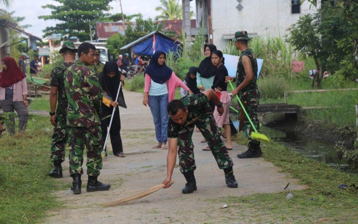 Wujudkan Kemanunggalan TNI-Rakyat, Anggota Ajendam XII/Tpr Bersih-Bersih Kampung