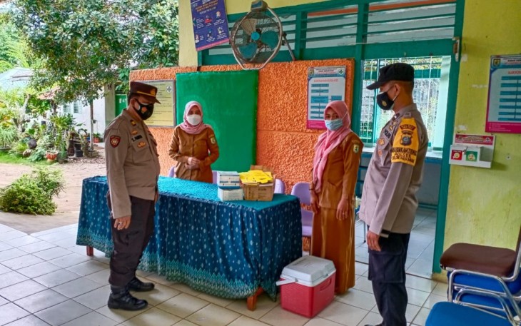 Kapolsek Pantau Vaksin Sinovac di UPT Puskesmas Dolok Merawan