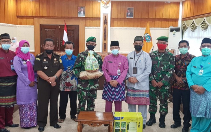 Pasi Ter Kodim 1201/Mph Dampingi Pemkab Serahkan Sarana Pertanian Kepada Satgas Mekanis 643/ Wanara Sakti
