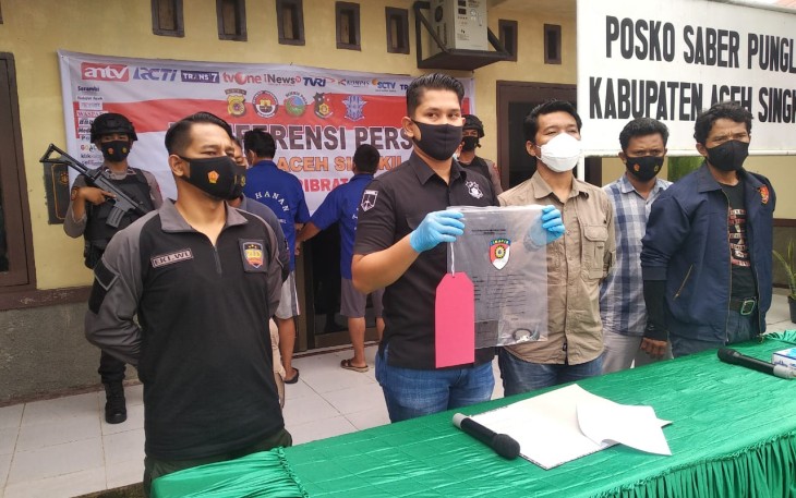 Kasatreskrim Polres Aceh Singkil Iptu Noca Saat Menggelar Konferensi Pers