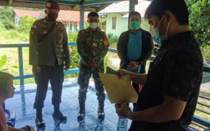 Bersama Babinkamtibmas Babinsa Koramil Kalis Bagikan BLT-DD Secara Door To Door
