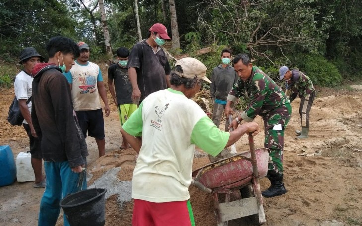 Babinsa Koramil /Mph Hulu,Gotong Royong Penyaluran Air Bersih