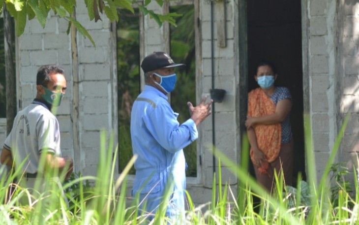 Kepala Desa Lancangkuning Bantu Kebutuhan Warga yang Isolasi Mandiri Karena Covid-19 