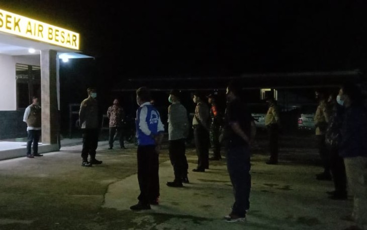 Sinergitas TNI-Polri, Patroli Malam Sosialisasikan Prokes dan PPKM
