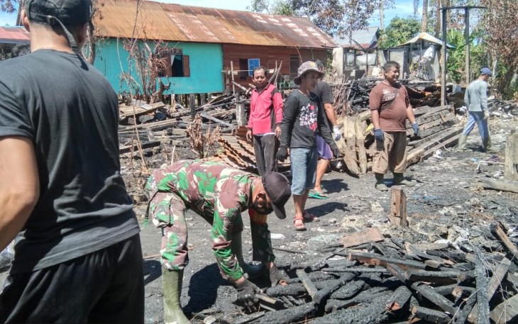 Babinsa 1206-06/Putussibau Utara Bantu Warga Bersihkan Puing Pasca Kebakaran