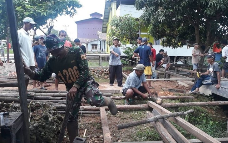 Kebersamaan Babinsa Koramil 1206-15/Suhaid Melaksanakan Karya Bakti Bantu Warga Bangun Rumah