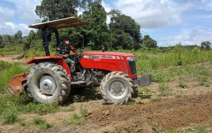 Babinsa 1206-04/Badau Bantu Masyarakat Siapkan Lahan 