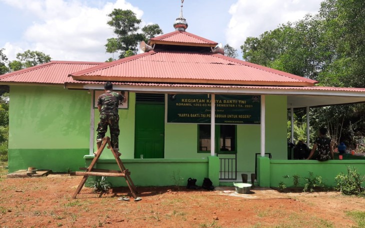 Perindah Surau Al-Umar Koramil jajaran Kodim 1203/ktp Gelar kegiatan Karya Bakti TNI 