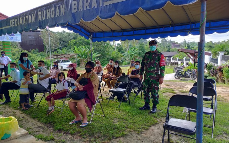 Anggota Koramil 1016-05/Tumbang Jutuh Amankan Proses Vaksinasi
