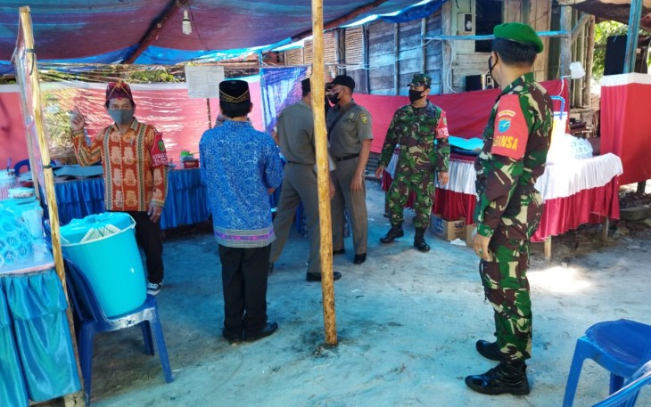 Petugas PPKM Mikro Pantau Prokes Acara Khitanan di Kelurahan Tangkiling
