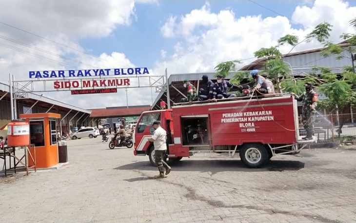 Cegah penyebaran Covid 19 petugas gabungan semprot disinfektan di jalan protokol dan fasum di Blora
