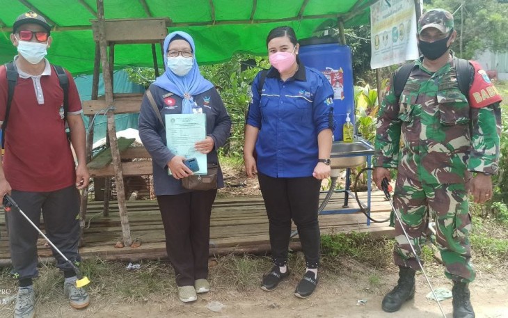 Babinsa Sebadu dan Pemerintah Desa Melaksanakan Penyemprotan Disinfektan