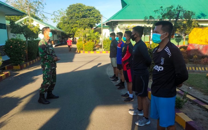 Piket Kodim 1203/Ktp Beri Arahan Kepada Warga Yang Akan Mendaftar TNI