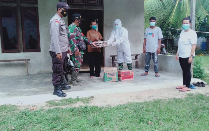 Bersama Aparatur Desa, Babinsa Air Besar Salurkan Bantuan untuk Warga Terpapar Covid-19