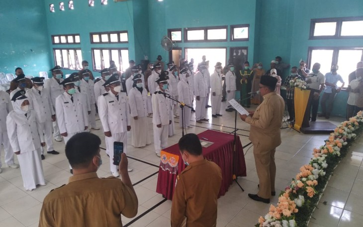 Dengan Prokes Bupati Aceh Singkil Lantik Puluhan Pj Keuchik